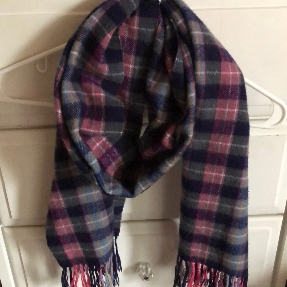 Medium sized plaid scarf!